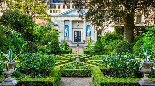 Museum van Loon outside view of green garden and in the back the museum building