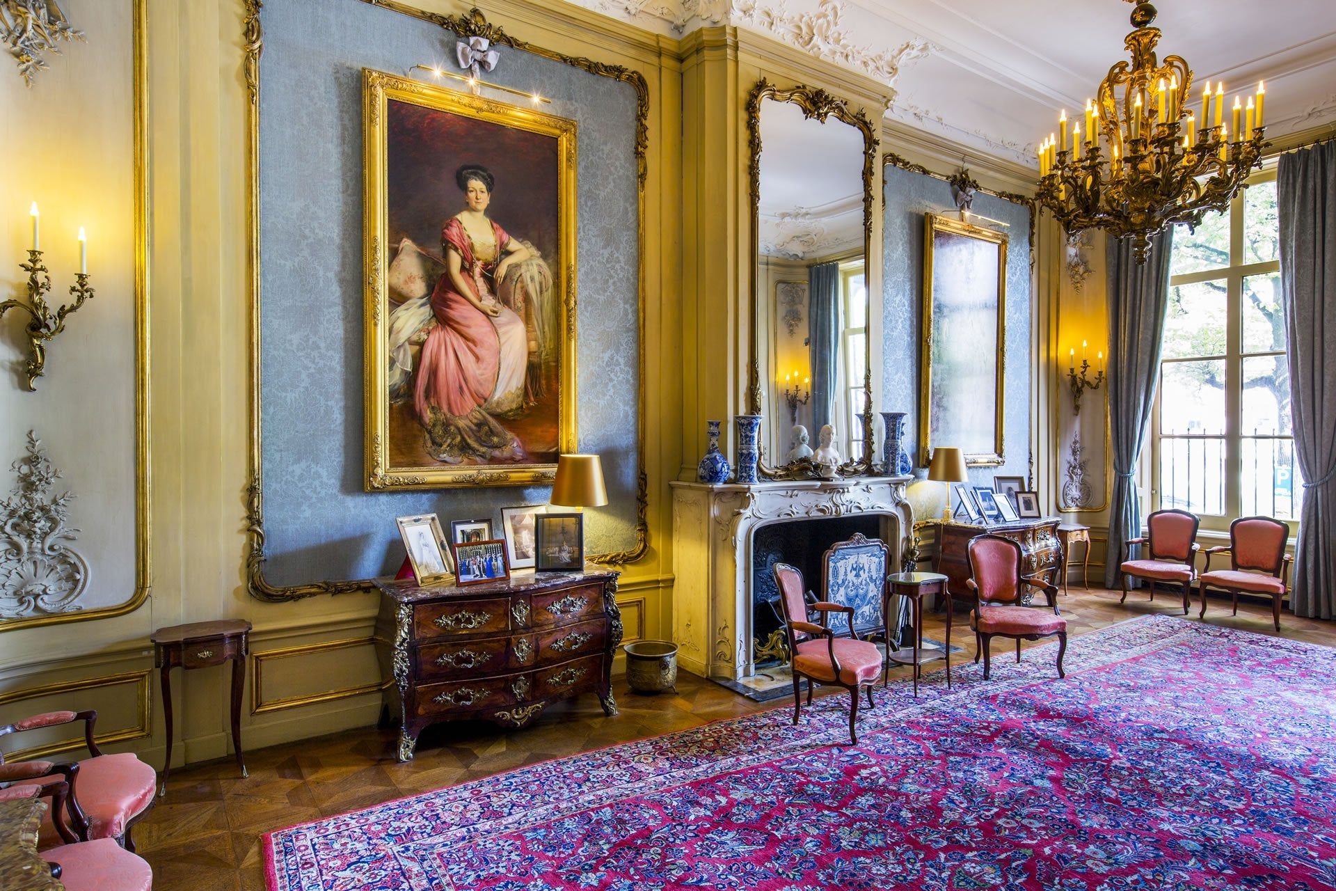 Museum van Loon view of historical rich room with art works and golden accents